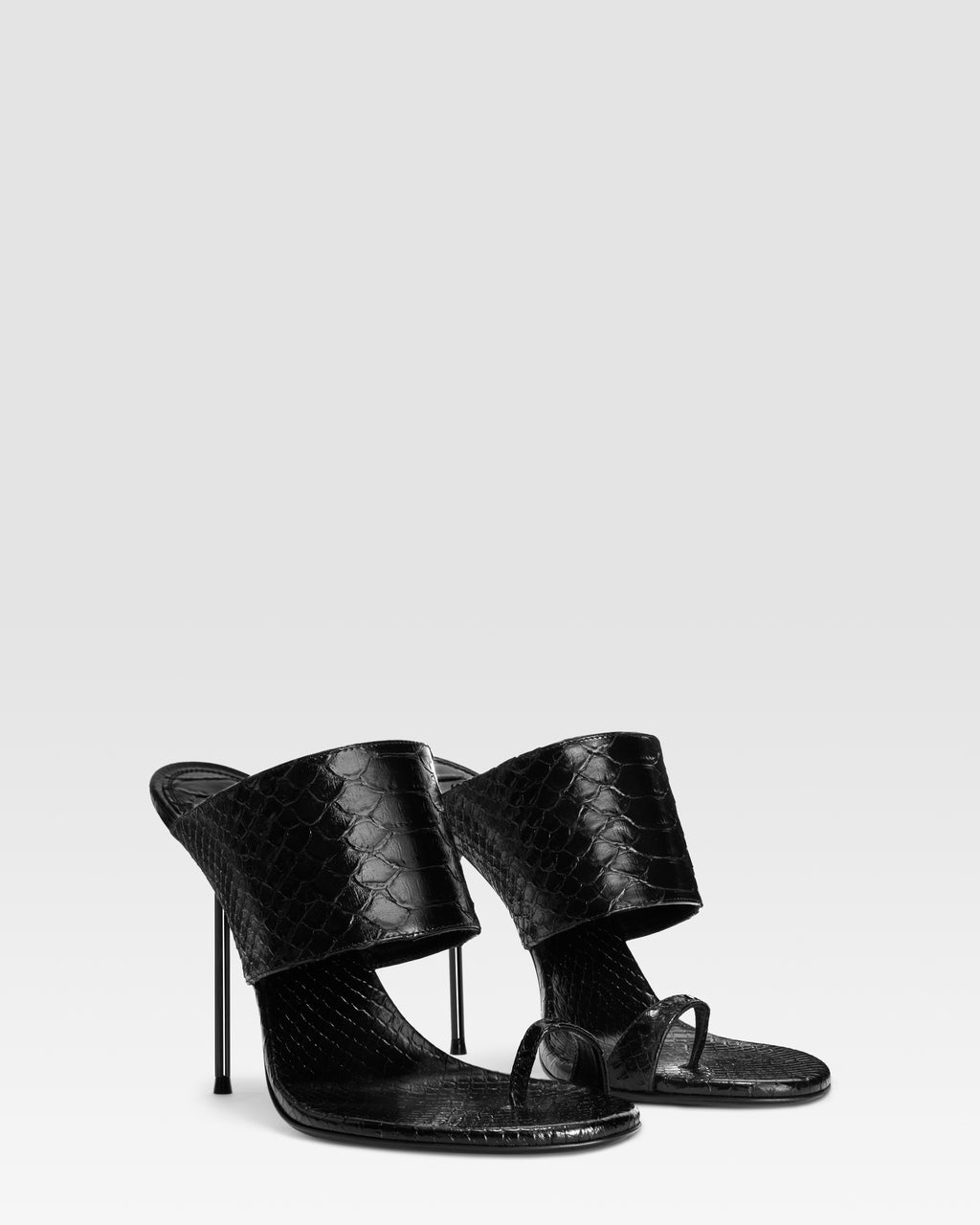 Thong-ring mules in black printed python leather