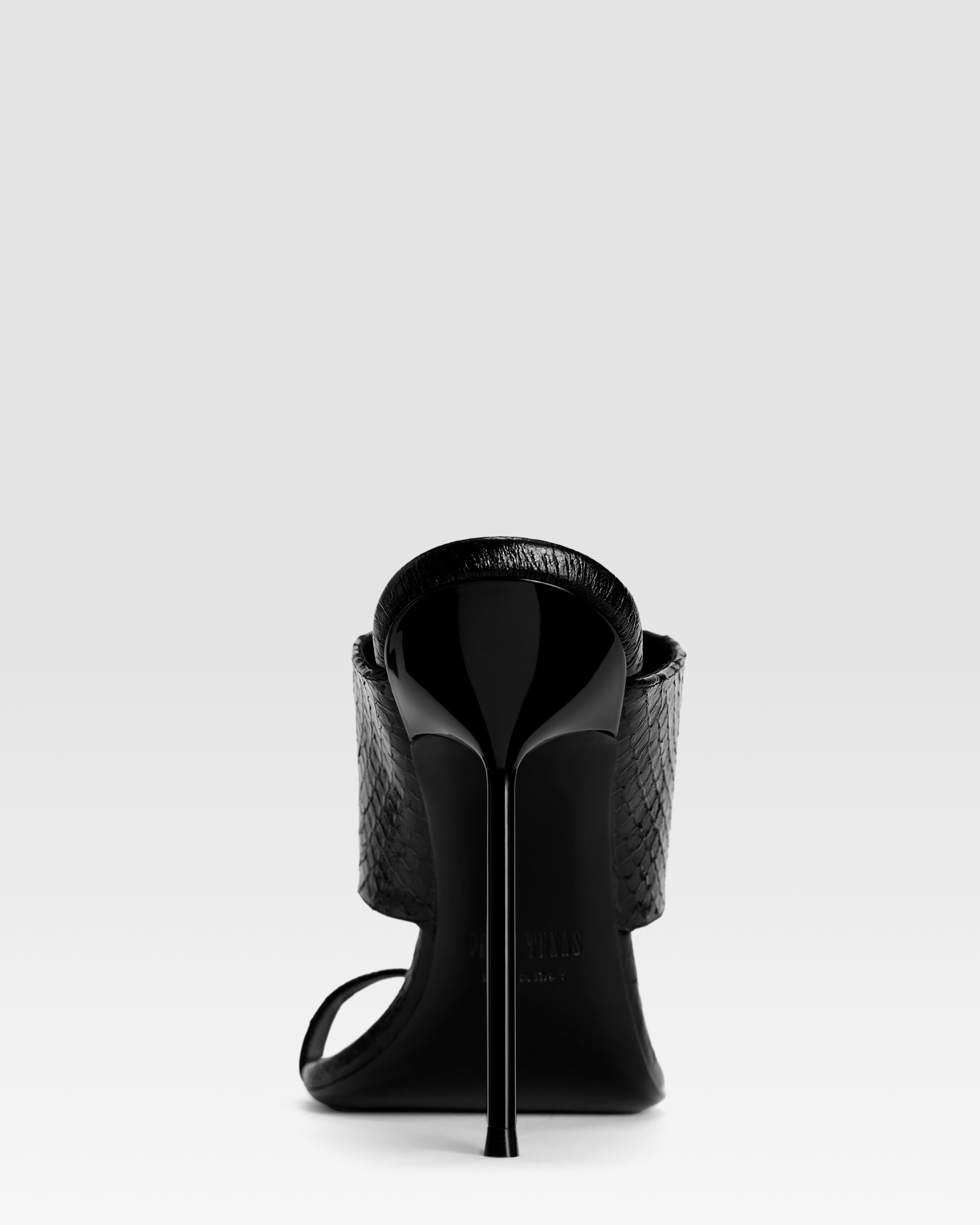 Thong-ring mules in black printed python leather