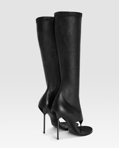 Thong boots in black stretch leather