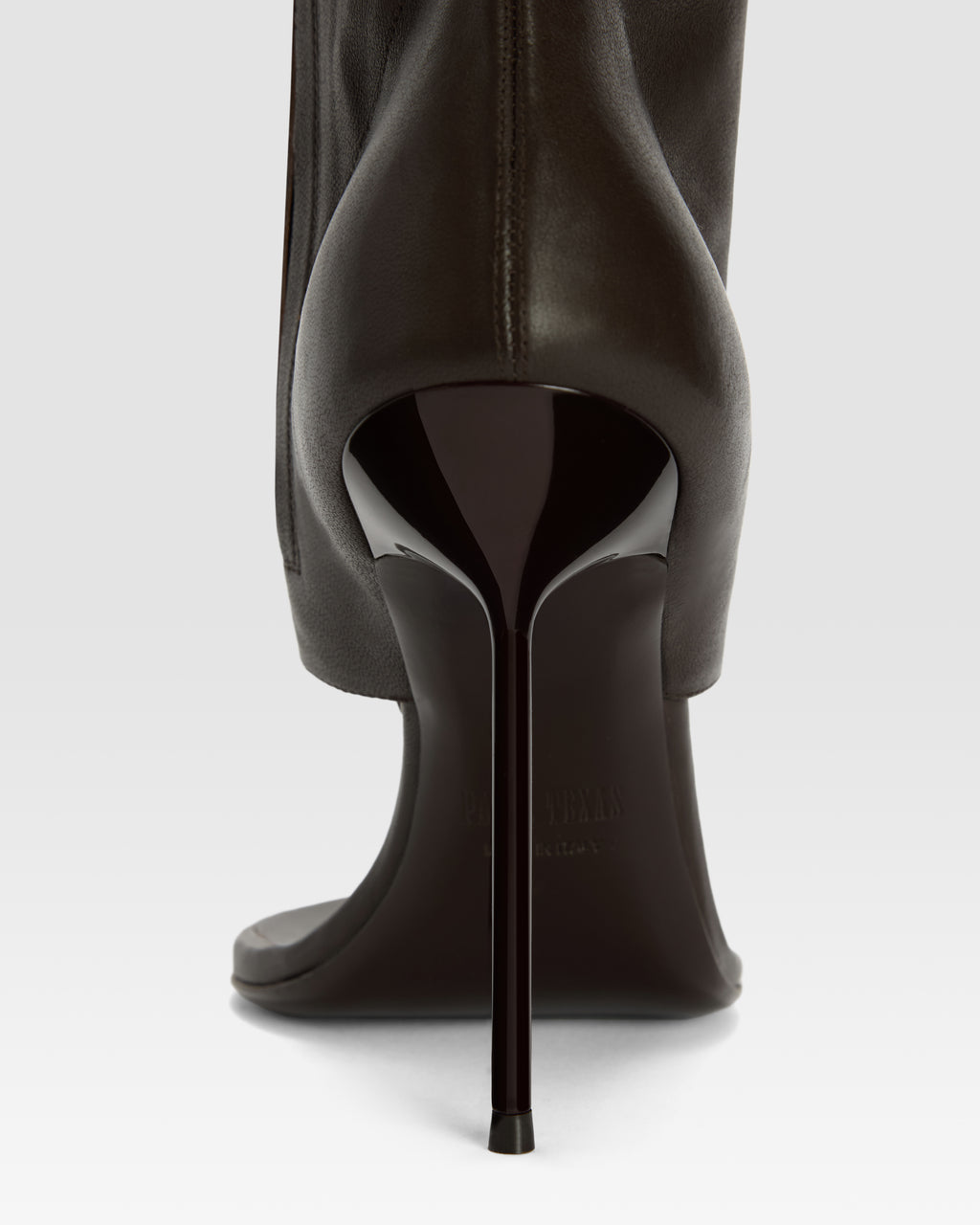 Botas de dedo de piel elastica de color ebano