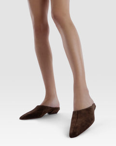 Sabots aus tiefschwarzem Kalbsveloursleder