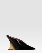 Sabots in black and gold patent leather