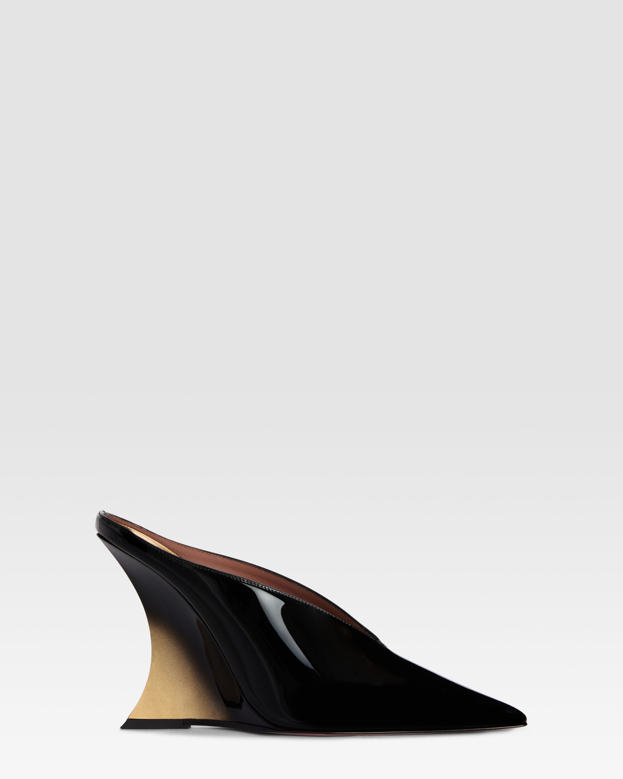 Sabots in black and gold patent leather