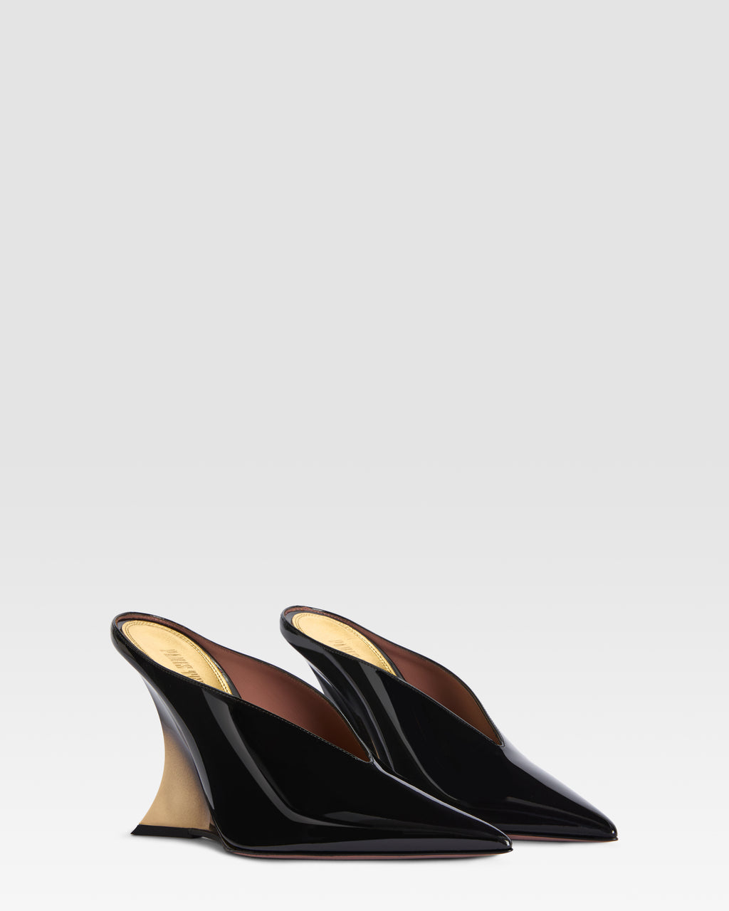 Sabots in black and gold patent leather