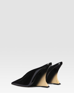 Sabots in black and gold patent leather