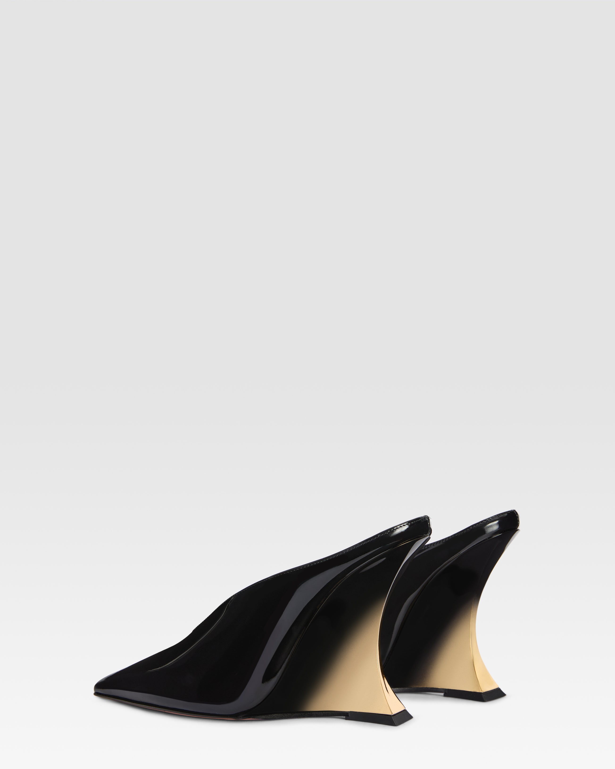Sabots in black and gold patent leather