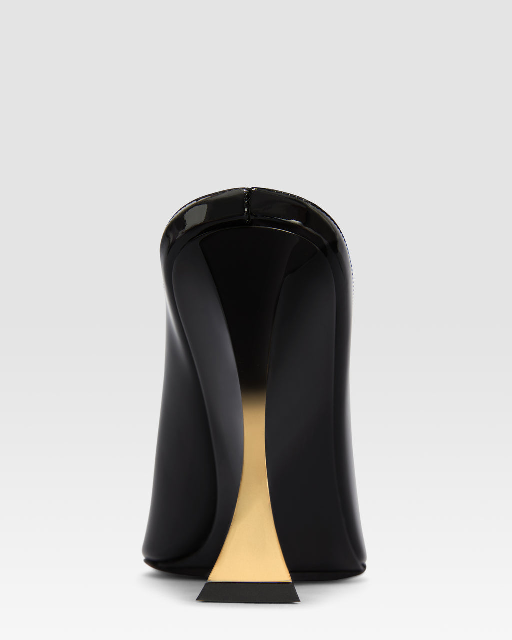 Sabots in black and gold patent leather
