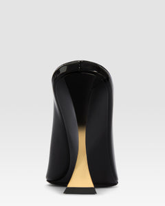 Sabots in black and gold patent leather