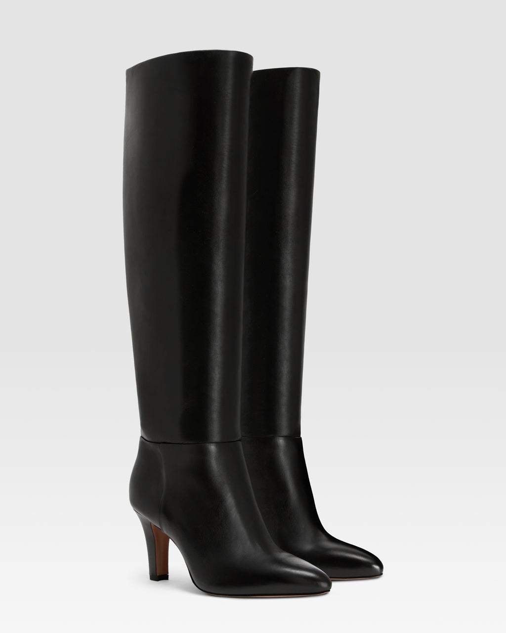 Boots in black leather