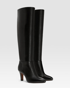 Boots in black leather