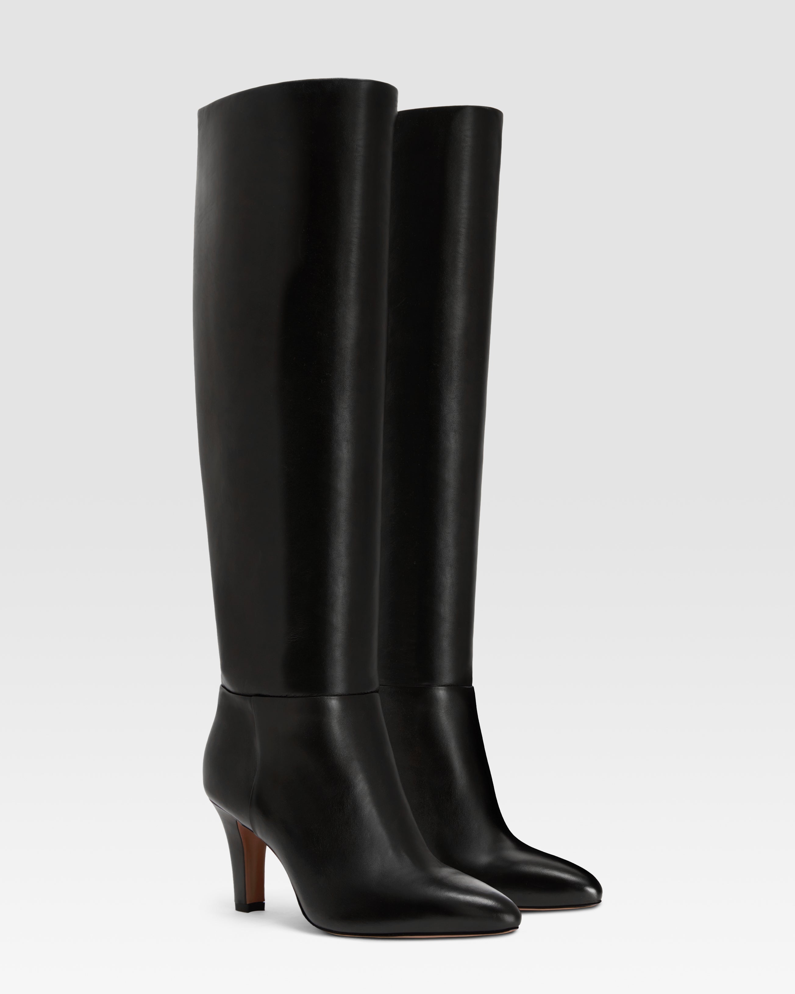 Boots in black leather