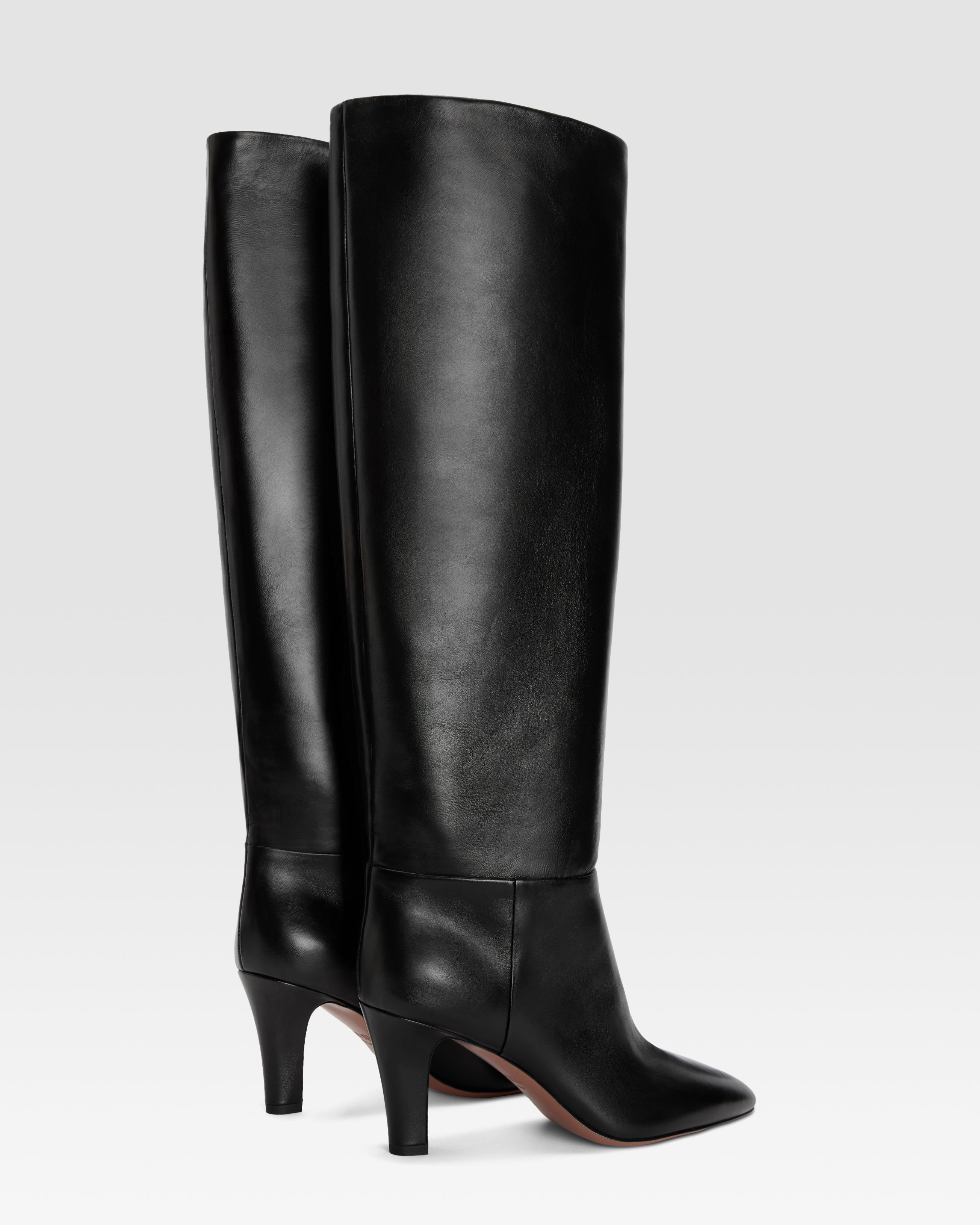 Boots in black leather