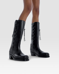 Leather boot with side braiding