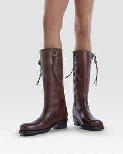 Leather boot with side braiding