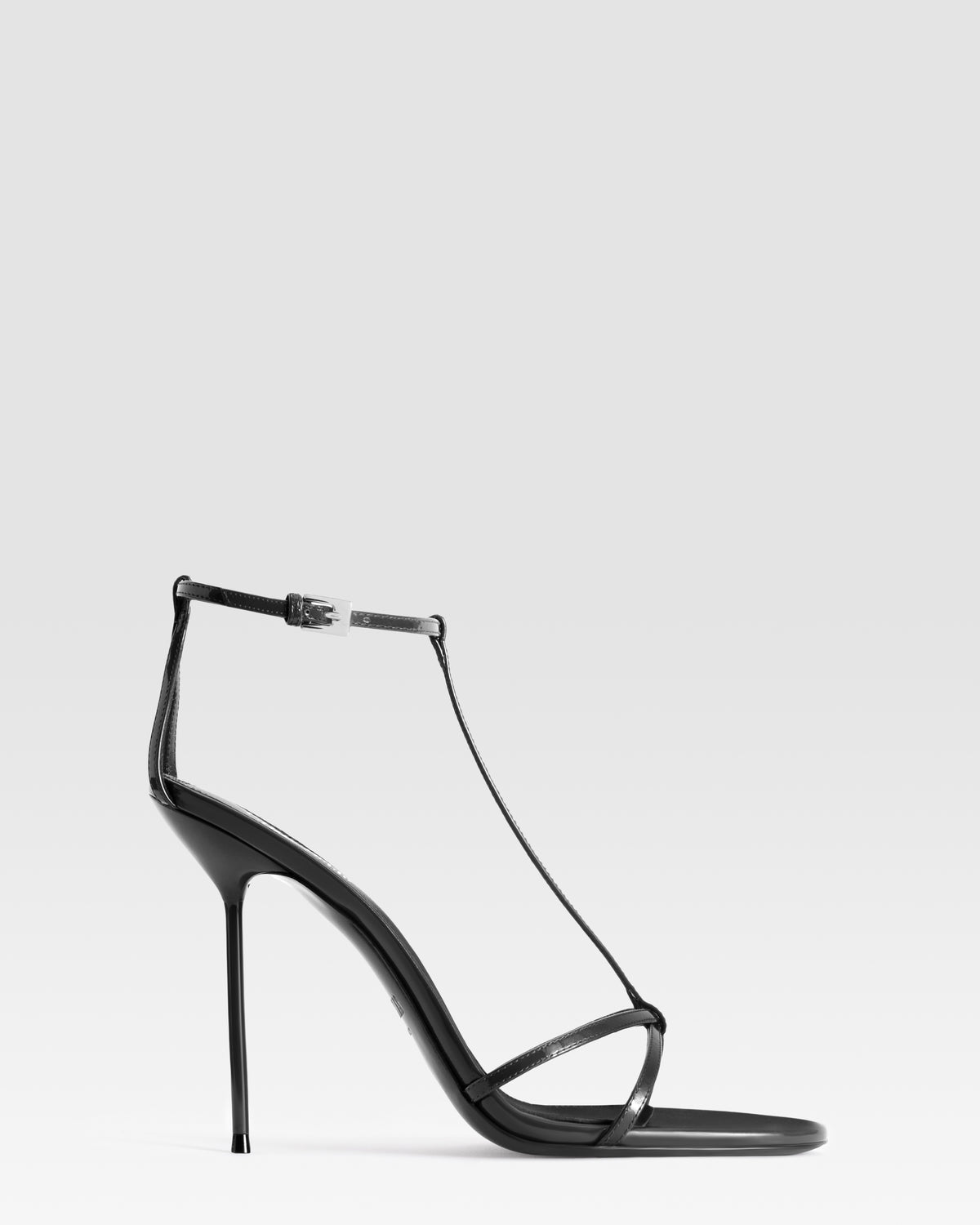 SANDALIA T-STRAP DE CHAROL