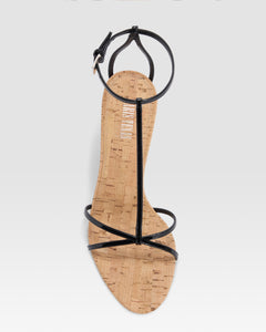 SANDALIA T-STRAP DE CHAROL Y CORCHO