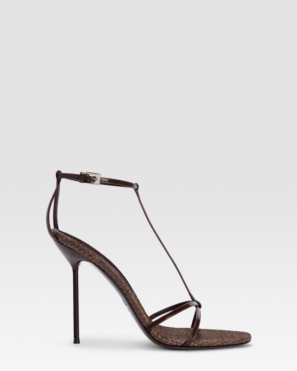 SANDALIA T-STRAP EN CHAROL Y RAFIA