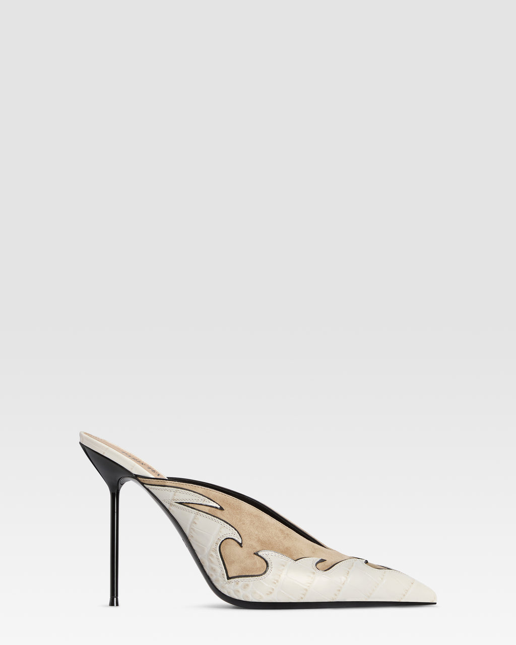 SABOT DE ANTE CON BORDADO CUT-OUT E INCRUSTACIONES DE CORAZON