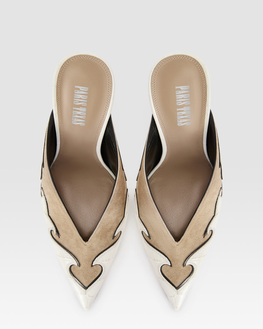 SABOT DE ANTE CON BORDADO CUT-OUT E INCRUSTACIONES DE CORAZON