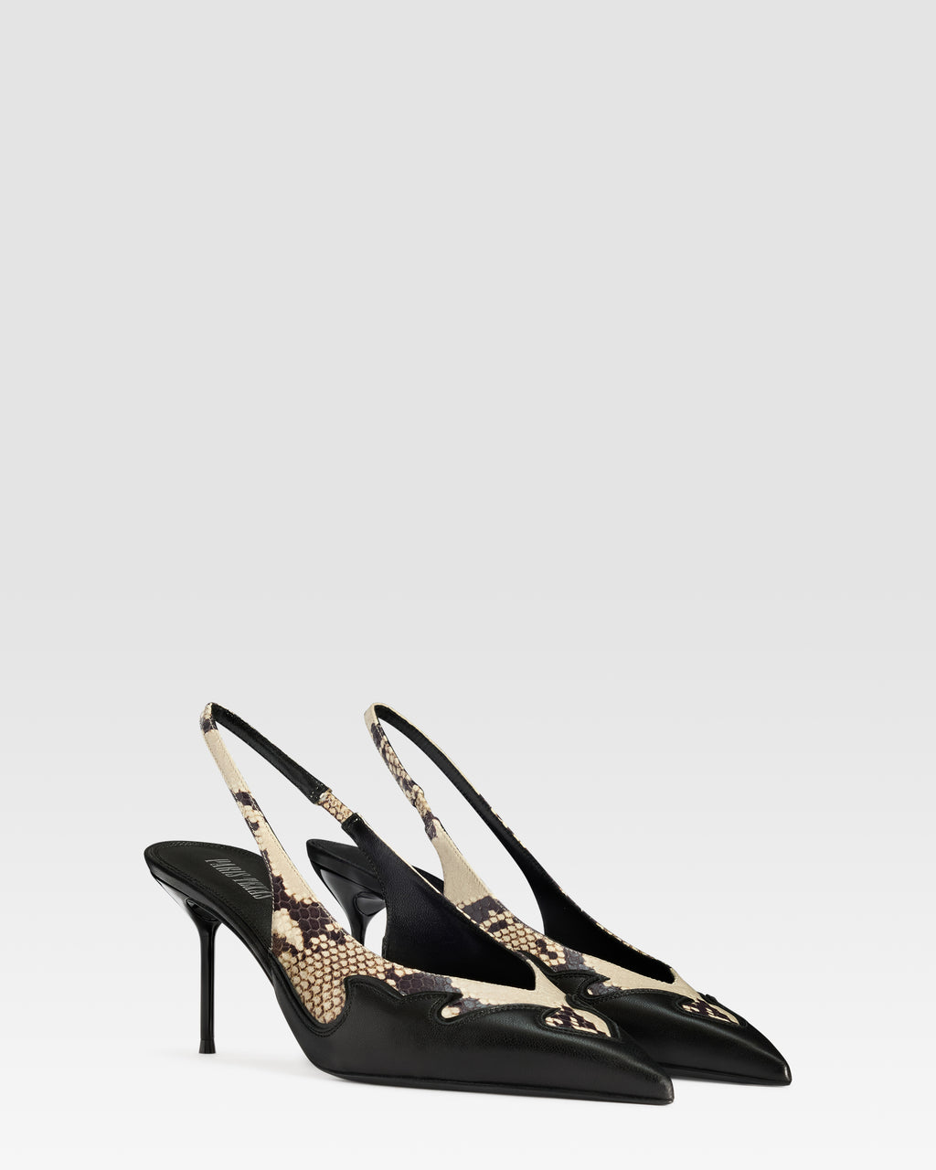 SLINGBACK DE NAPA CON BORDADO CUT-OUT E INCRUSTACIONES DE CORAZON