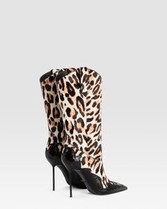 HAARCHALF-STIEFEL MIT LEOPARDEN-PRINT, CUT-OUT-STICKEREI UND HERZ-INLAYS
