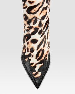 HAARCHALF-STIEFEL MIT LEOPARDEN-PRINT, CUT-OUT-STICKEREI UND HERZ-INLAYS