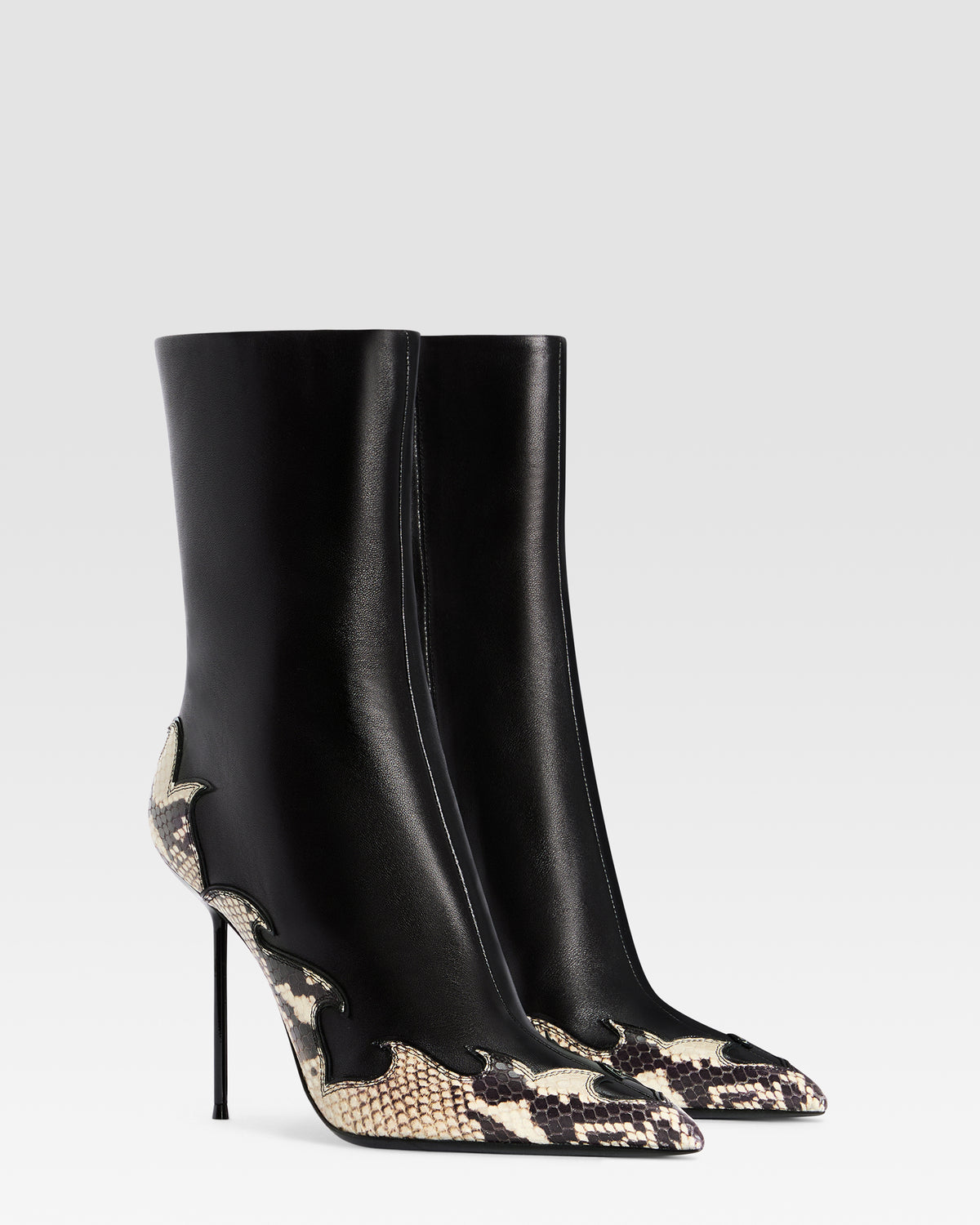 NAPPALEDER ANKLE BOOT MIT CUT-OUT-STICKEREI UND HERZ-INLAYS