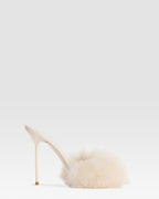 FURRY MULE AUS WEICHEM FELL UND LACKLEDER-DETAILS