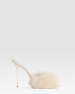 FURRY MULE AUS WEICHEM FELL UND LACKLEDER-DETAILS