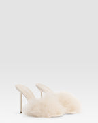 FURRY MULE AUS WEICHEM FELL UND LACKLEDER-DETAILS