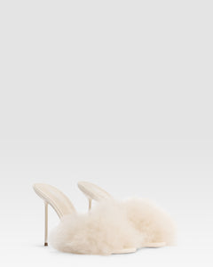 FURRY MULE AUS WEICHEM FELL UND LACKLEDER-DETAILS