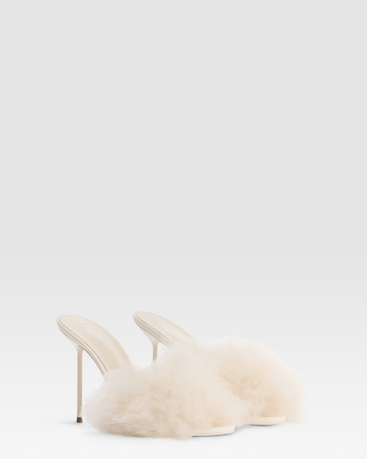 FURRY MULE AUS WEICHEM FELL UND LACKLEDER-DETAILS