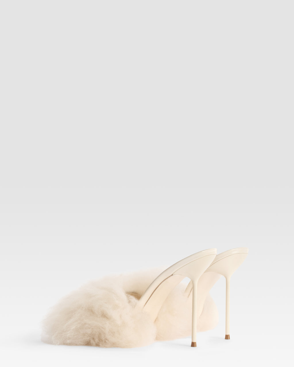 FURRY MULE AUS WEICHEM FELL UND LACKLEDER-DETAILS