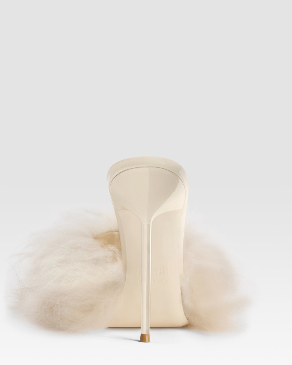 FURRY MULE AUS WEICHEM FELL UND LACKLEDER-DETAILS