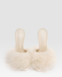 FURRY MULE AUS WEICHEM FELL UND LACKLEDER-DETAILS