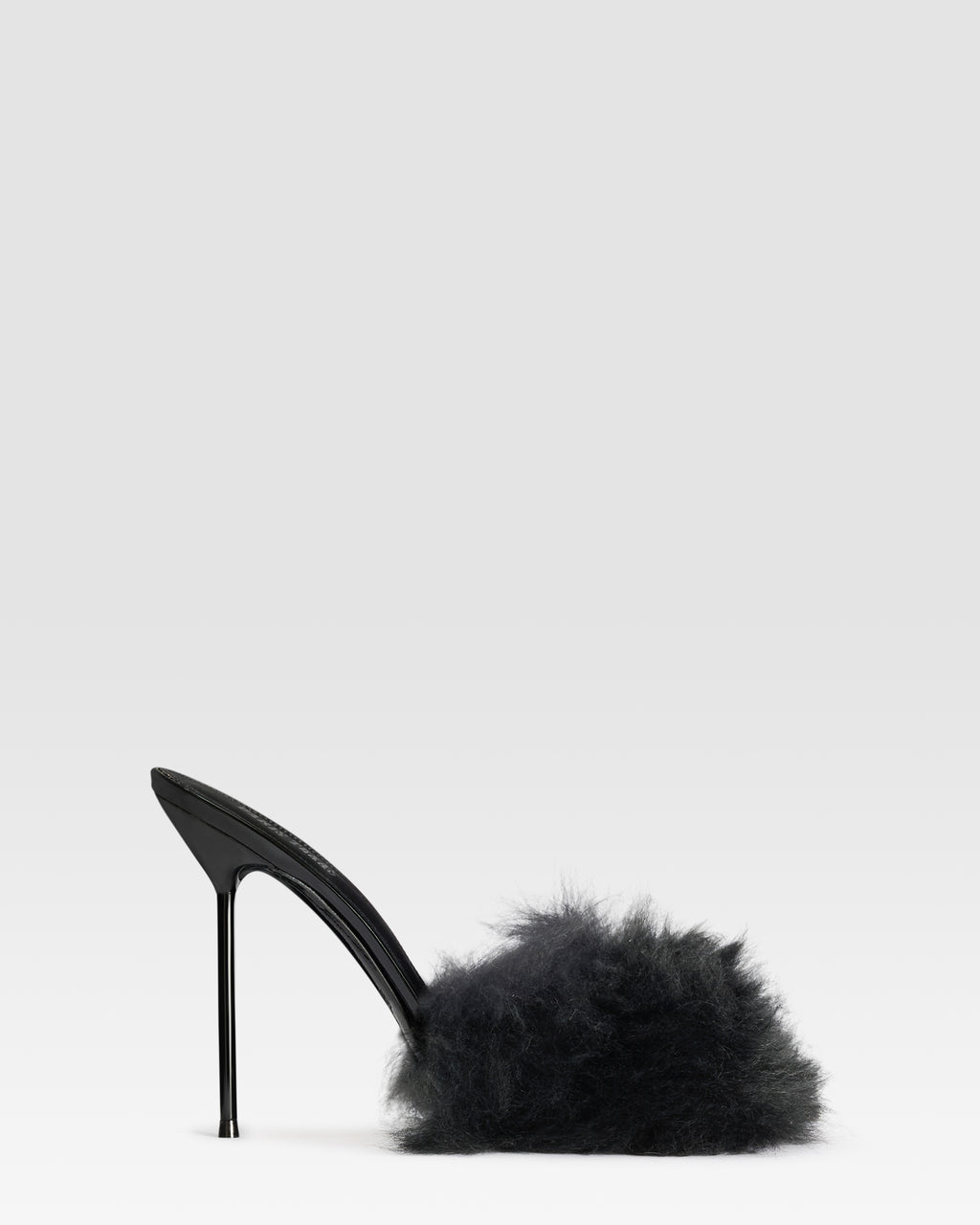 FURRY MULE EN PELO SUAVE Y DETALLES DE CHAROL