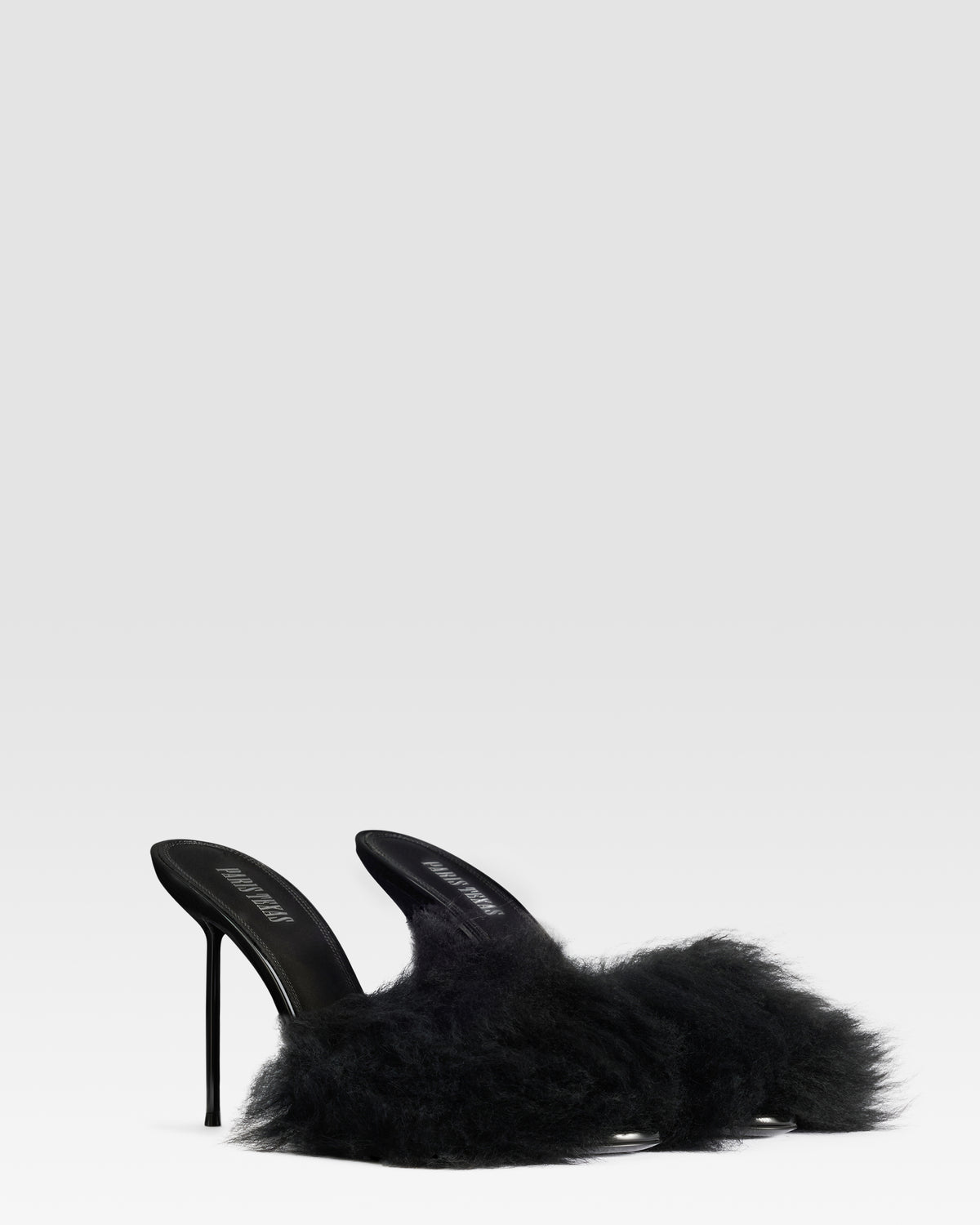 FURRY MULE EN FOURRURE DOUCE ET DETAILS EN CUIR VERNI