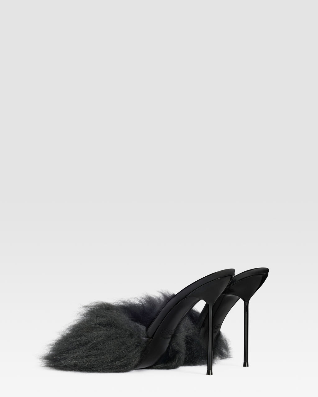 FURRY MULE EN PELO SUAVE Y DETALLES DE CHAROL