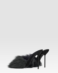 FURRY MULE EN PELO SUAVE Y DETALLES DE CHAROL