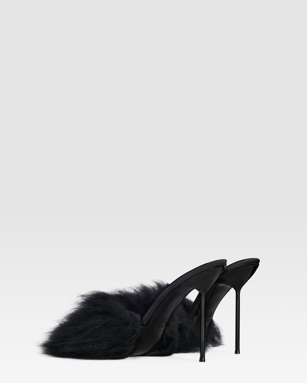 FURRY MULE EN FOURRURE DOUCE ET DETAILS EN CUIR VERNI