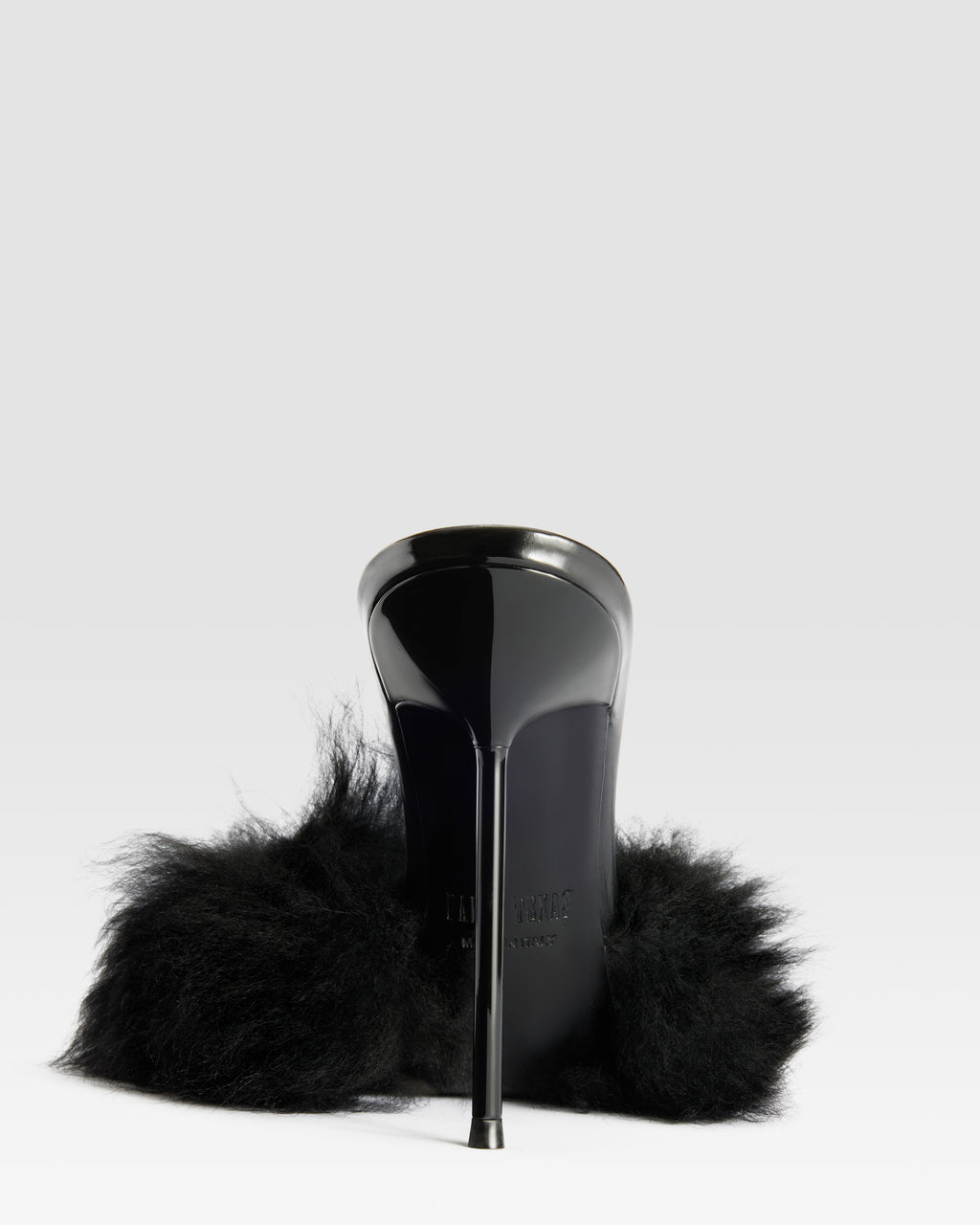 FURRY MULE EN FOURRURE DOUCE ET DETAILS EN CUIR VERNI