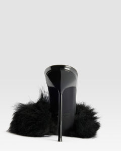 FURRY MULE EN FOURRURE DOUCE ET DETAILS EN CUIR VERNI
