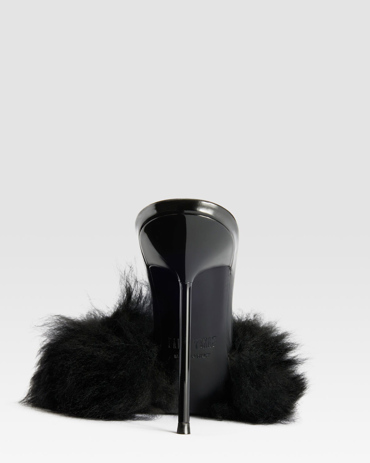 FURRY MULE EN FOURRURE DOUCE ET DETAILS EN CUIR VERNI