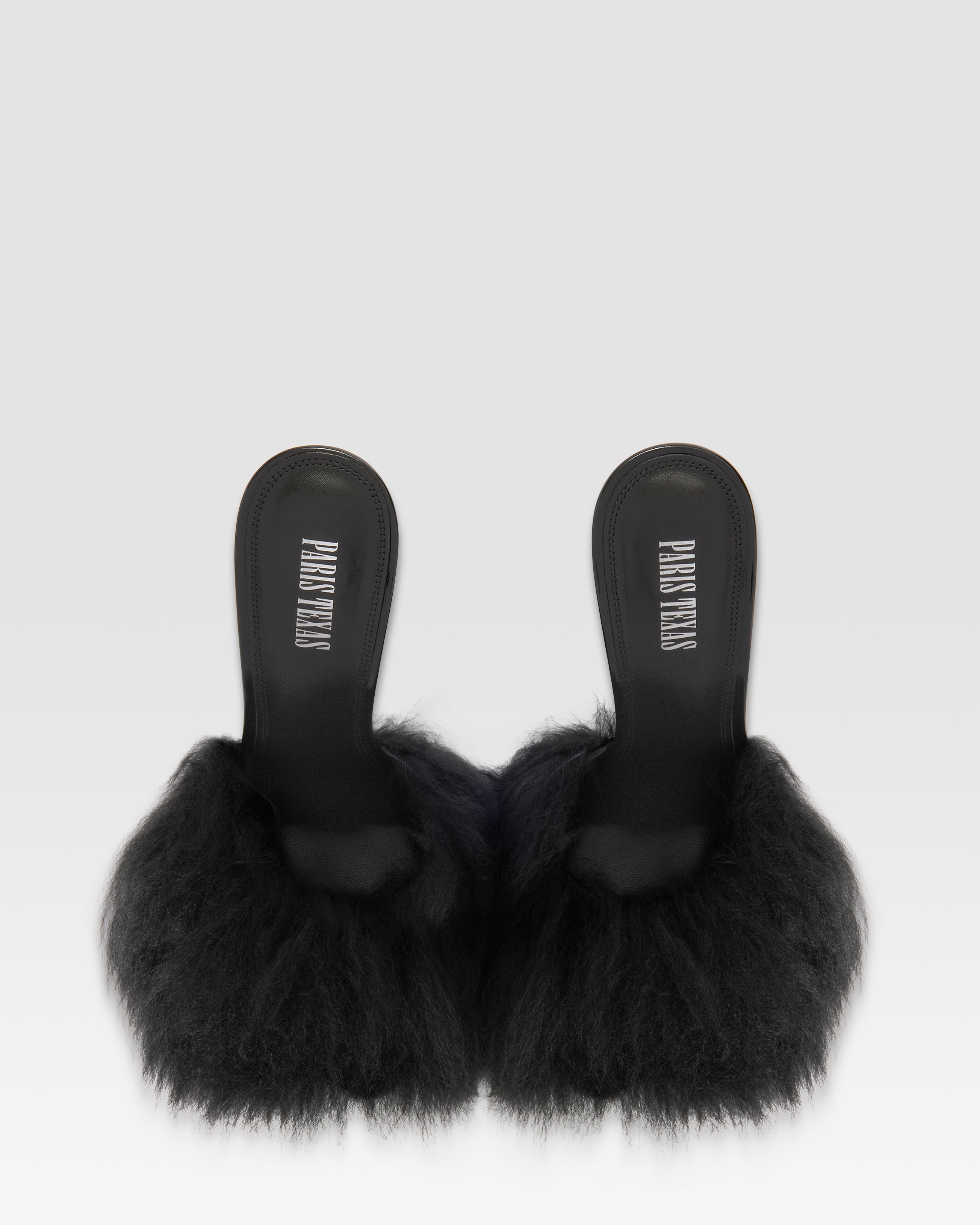 FURRY MULE EN PELO SUAVE Y DETALLES DE CHAROL