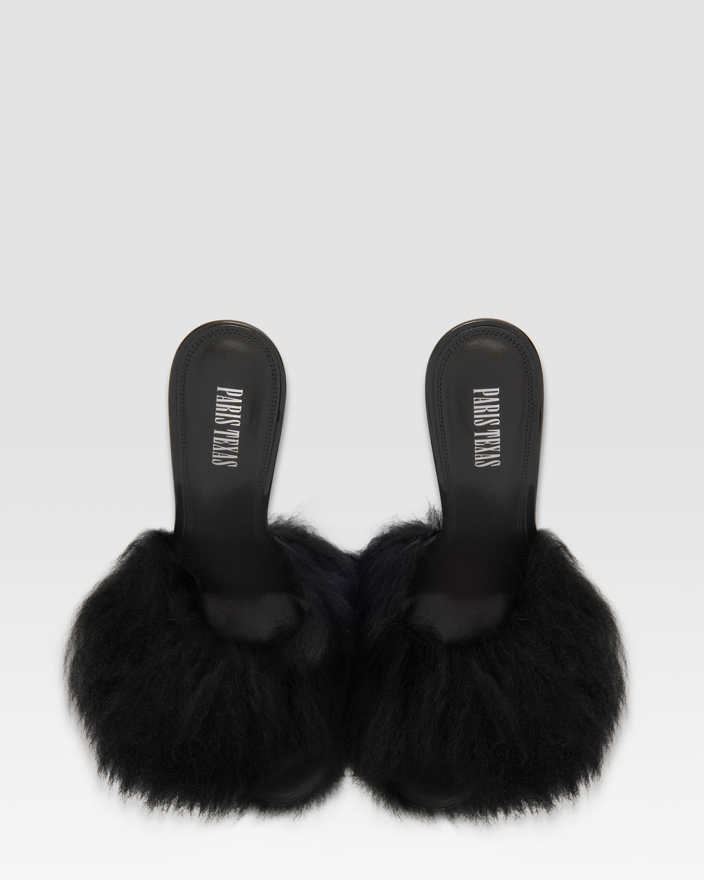 FURRY MULE EN FOURRURE DOUCE ET DETAILS EN CUIR VERNI