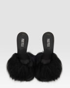 FURRY MULE EN FOURRURE DOUCE ET DETAILS EN CUIR VERNI