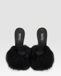 FURRY MULE EN FOURRURE DOUCE ET DETAILS EN CUIR VERNI