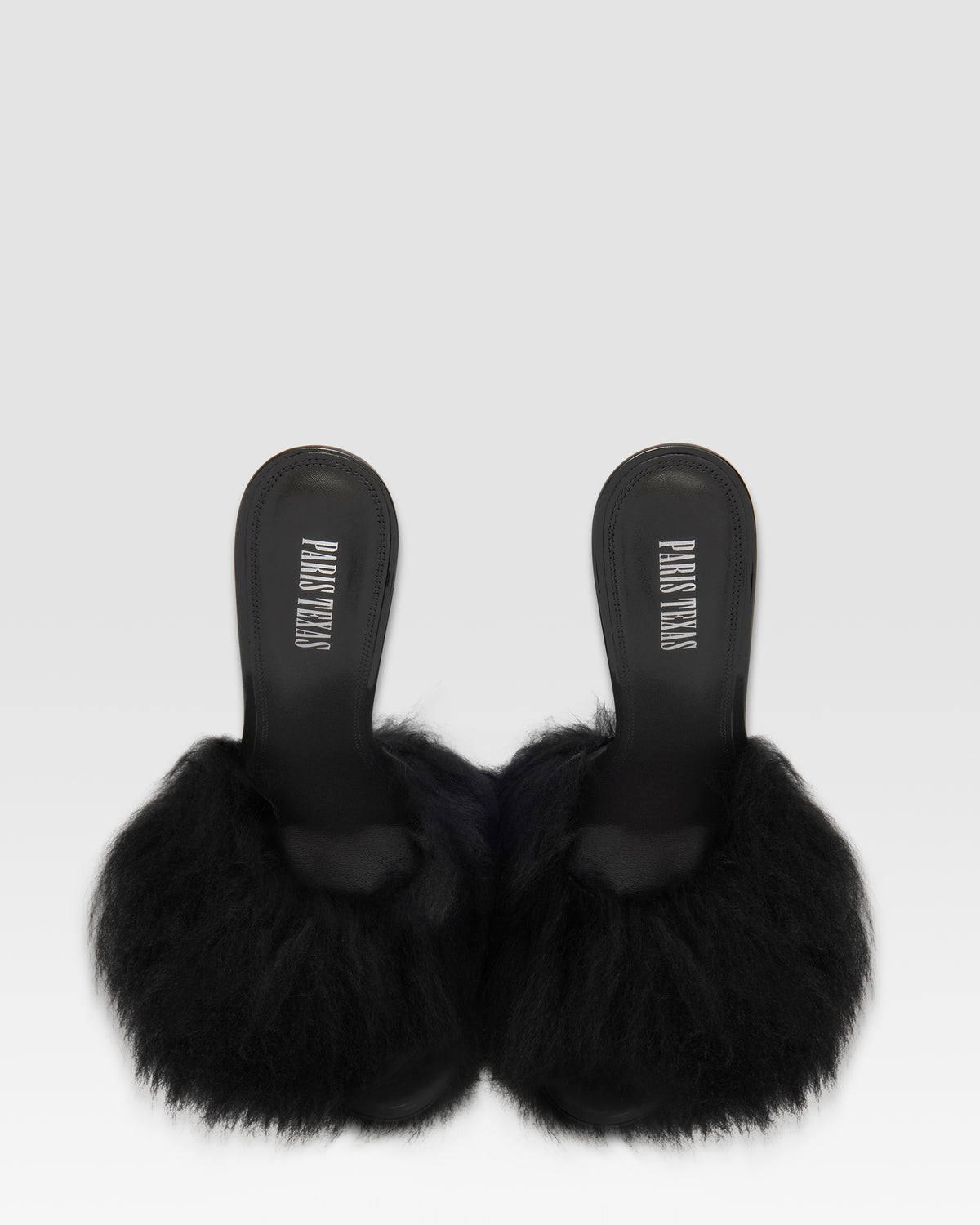 FURRY MULE EN FOURRURE DOUCE ET DETAILS EN CUIR VERNI