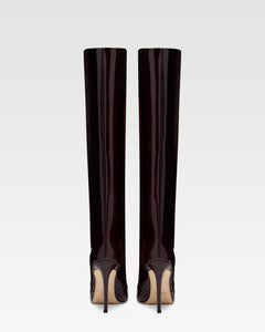 Botas con tac'on de aguja de charol granate oscuro