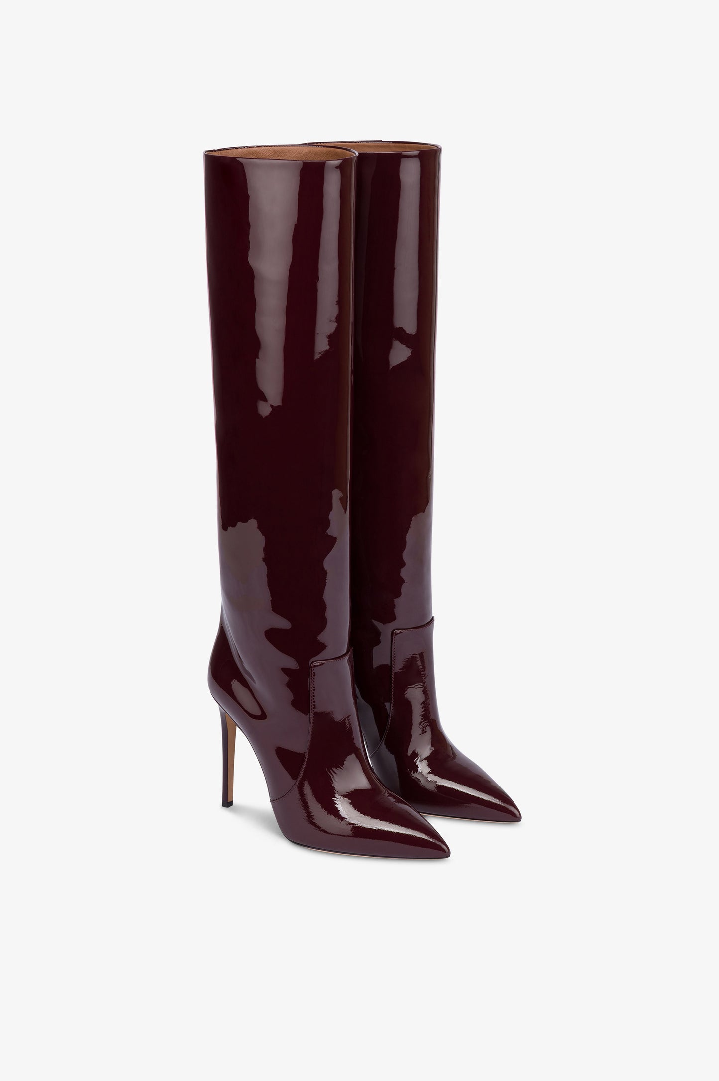 Boots in rouge noir patent leather.